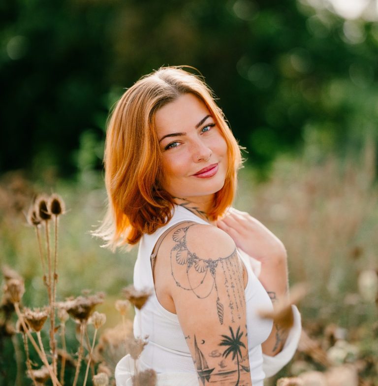 Wunderschönes Portrait mit natürlichem Licht im Sommer Professionelles Portrait im Sommer draußen bei Sonnenschein mit wunderschönem Model Frau